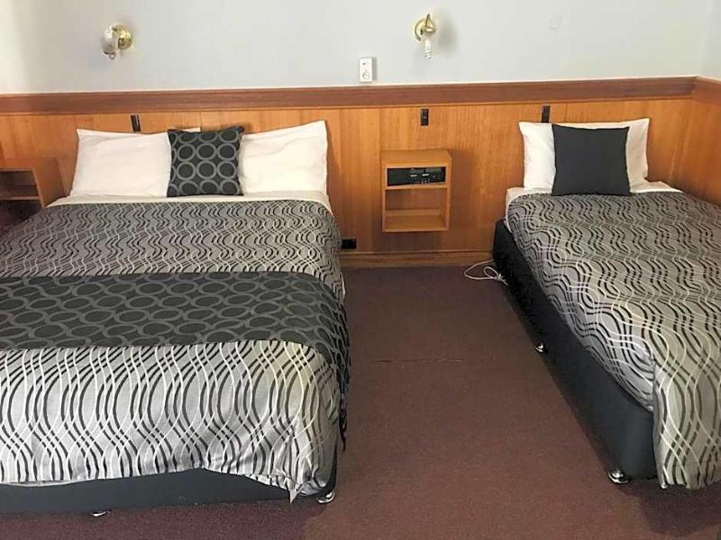 County Lodge Motor Inn image 4