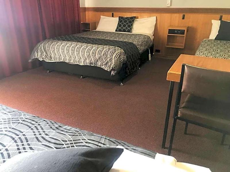 County Lodge Motor Inn image 3
