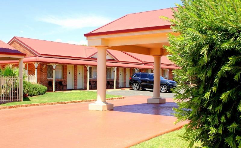 Roma Mid Town Motor Inn — general view