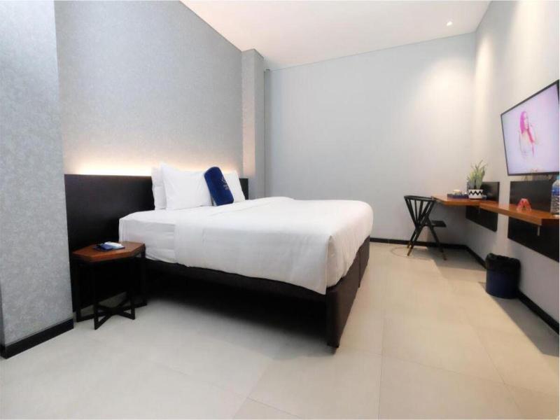 Hotel Youstay Semarang image