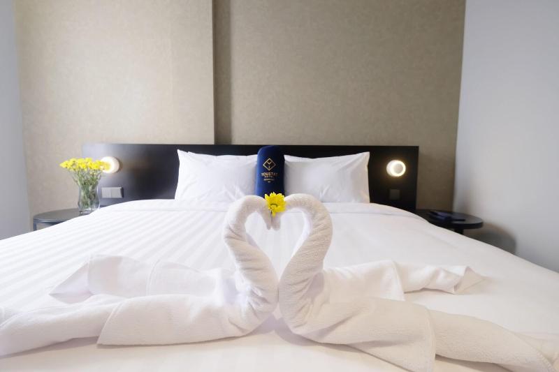 Hotel Youstay Semarang image