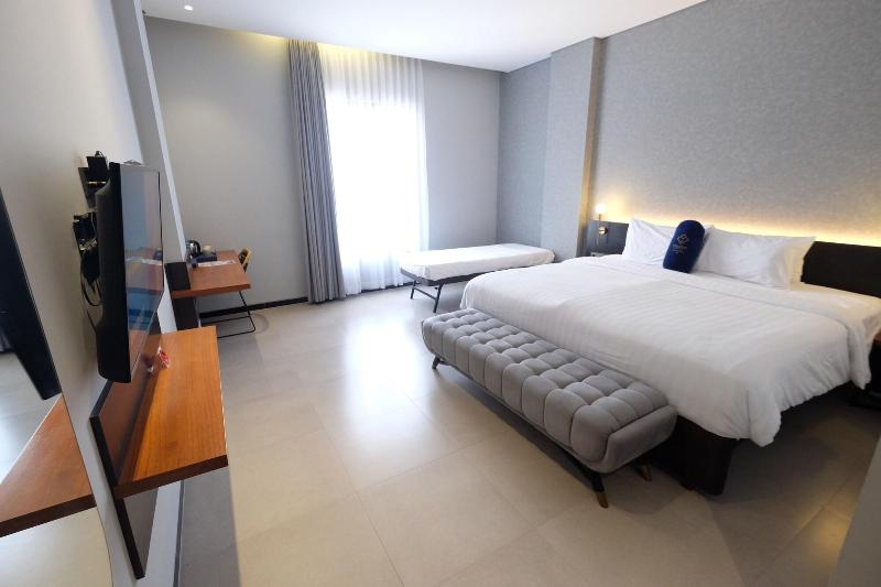 Hotel Youstay Semarang image