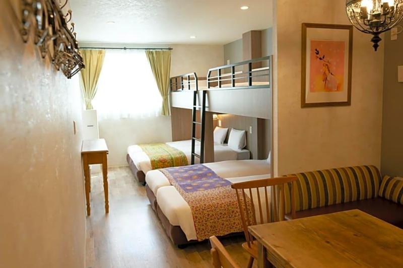 7 Rooms Hotel & Cafe