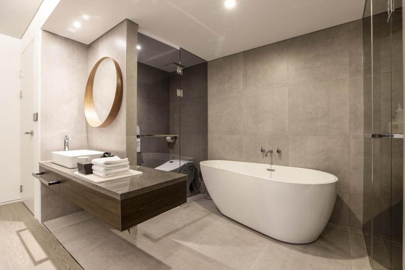 H hotel image