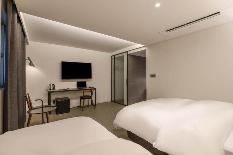 H hotel image