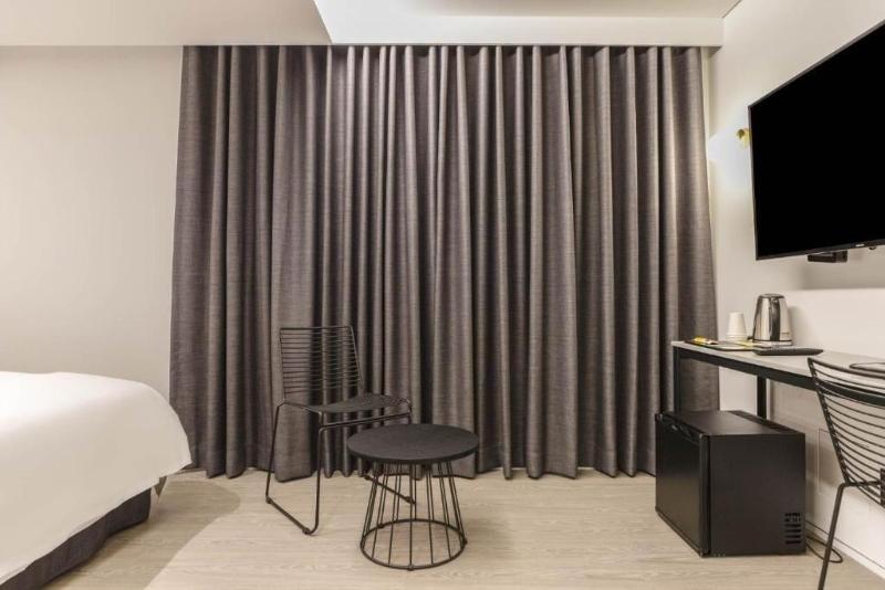 H hotel image