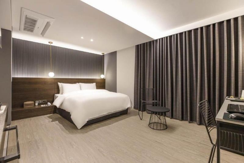H hotel image
