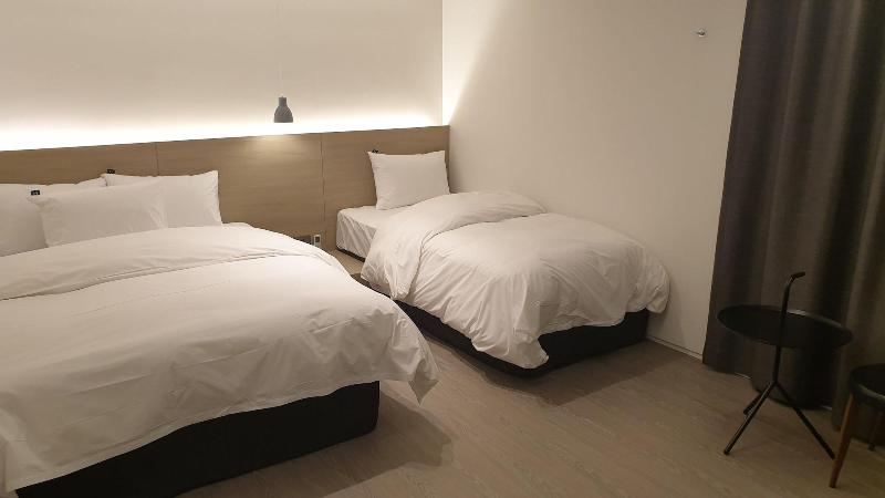 H hotel image