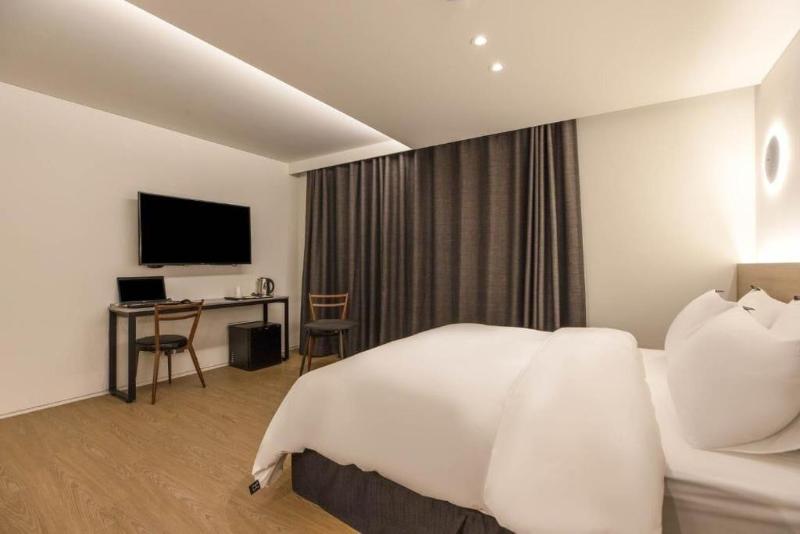 H hotel image