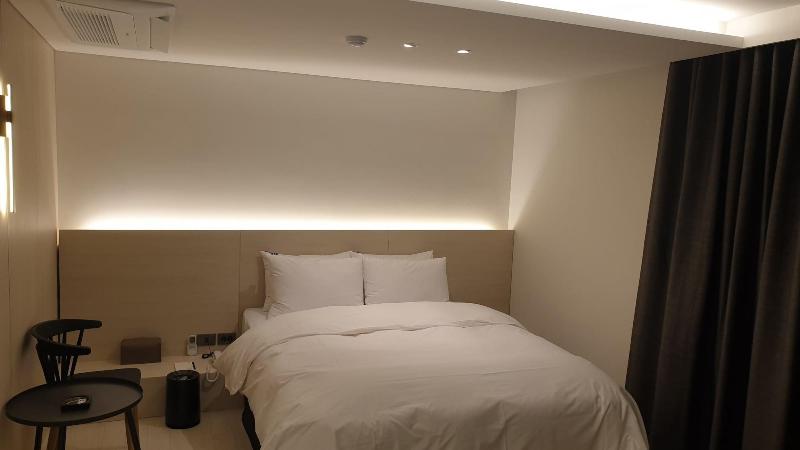 H hotel image