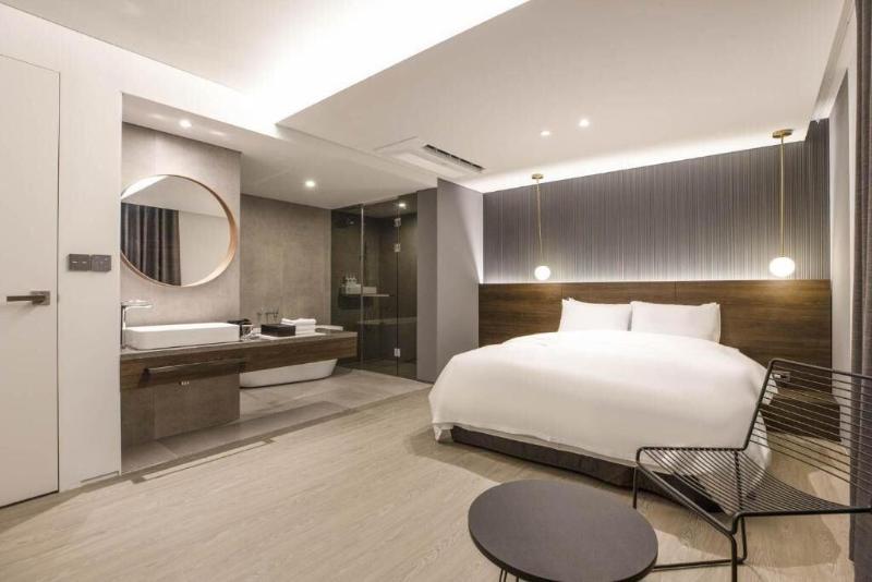 H hotel image