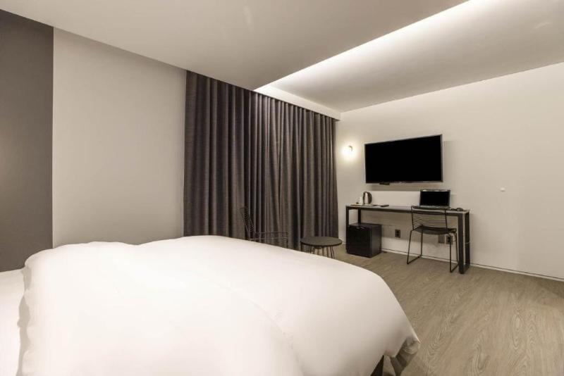 H hotel image