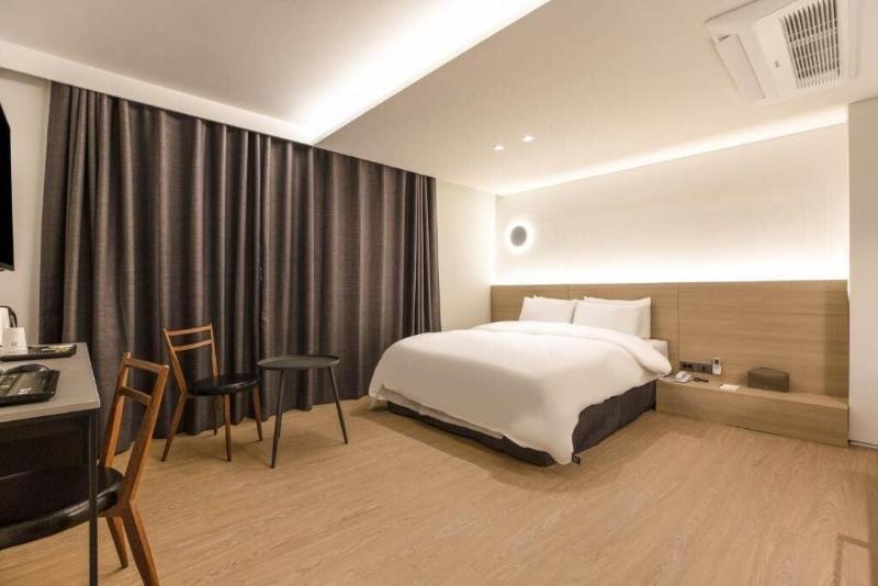 H hotel image