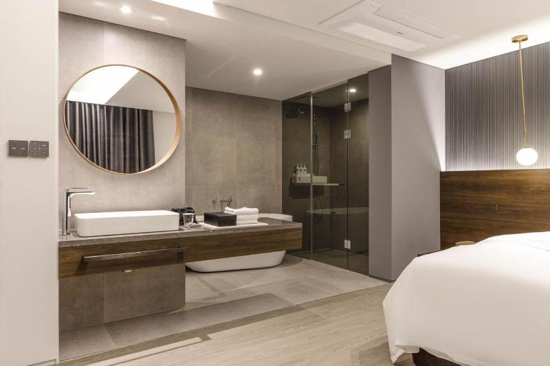 H hotel image