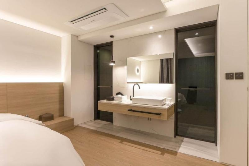 H hotel image