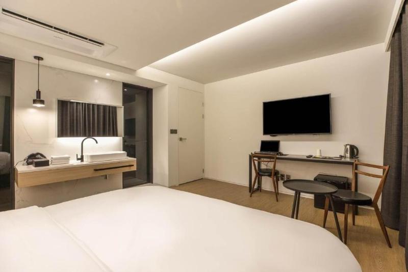 H hotel image