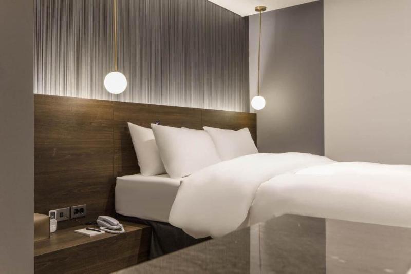 H hotel image