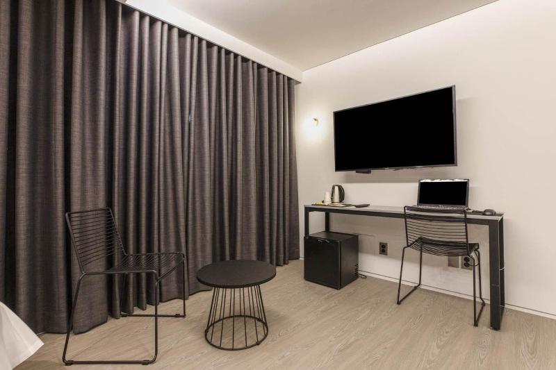 H hotel image