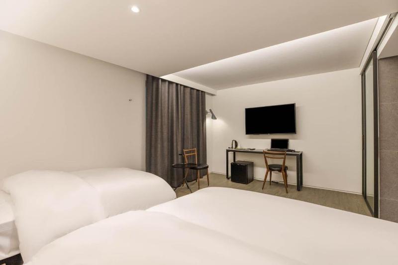 H hotel image