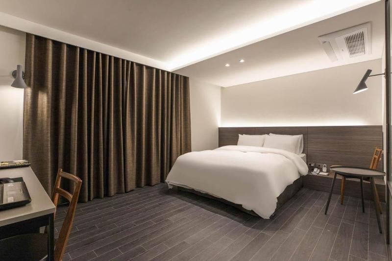 H hotel image