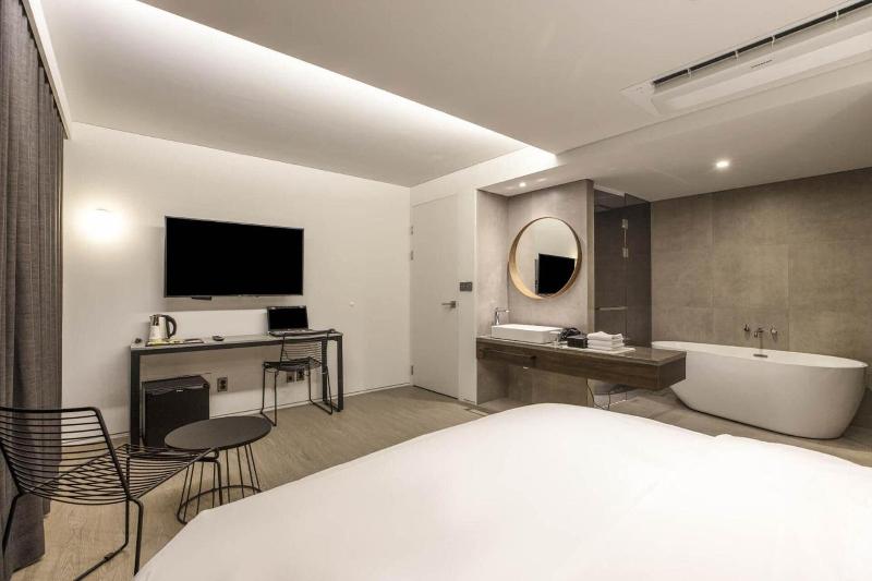 H hotel image