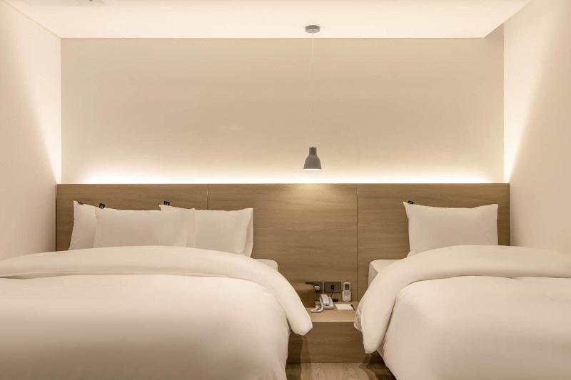 H hotel image