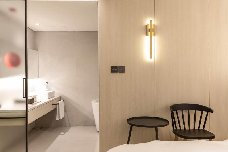 H hotel image