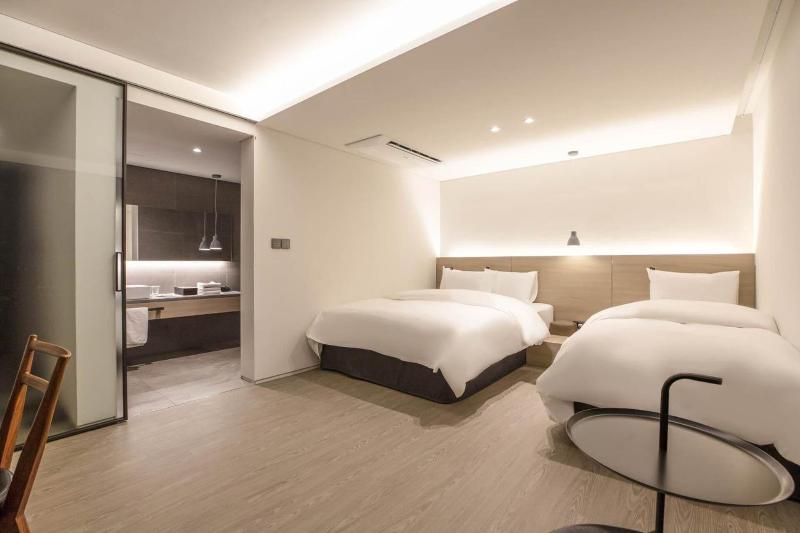 H hotel image