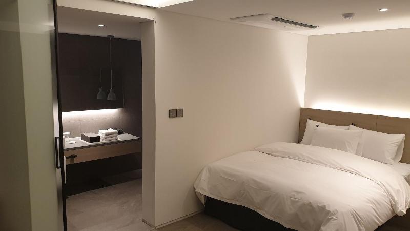 H hotel image