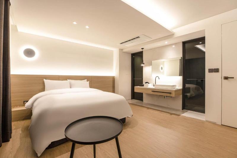 H hotel image