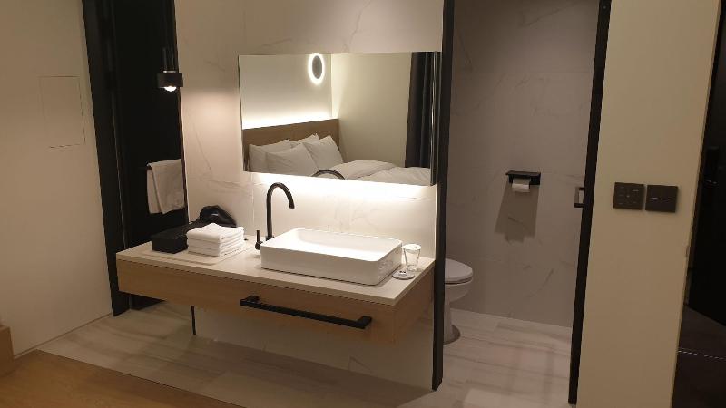 H hotel image