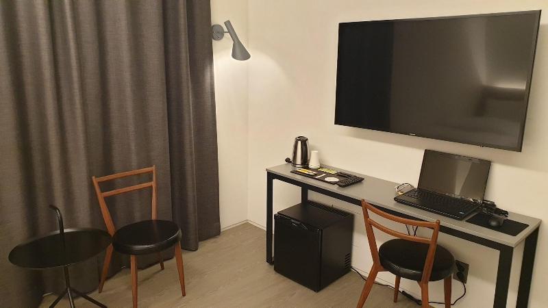 H hotel image