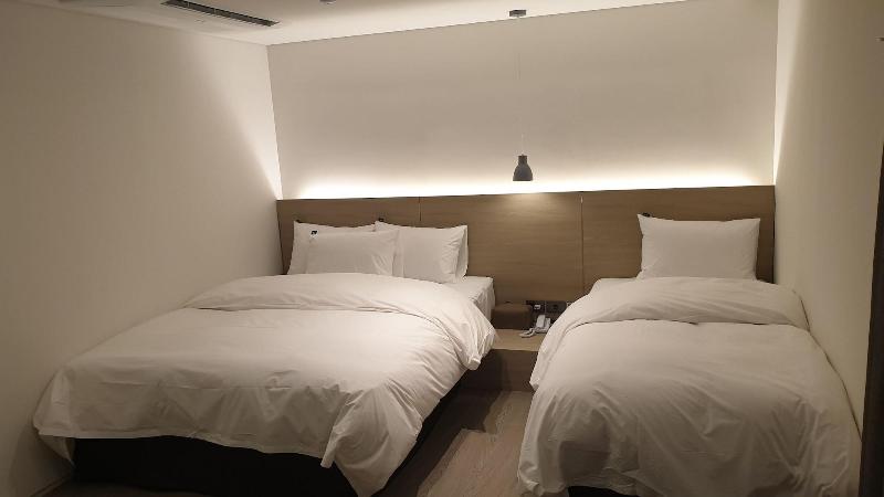 H hotel image