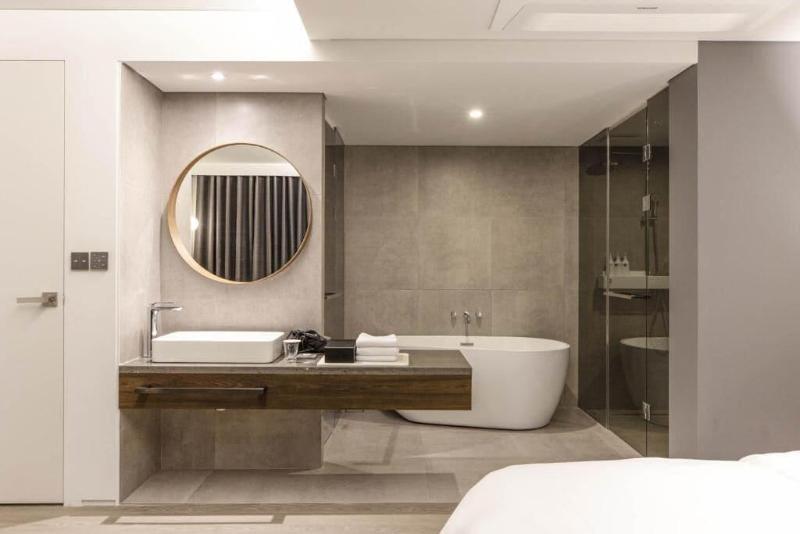 H hotel image