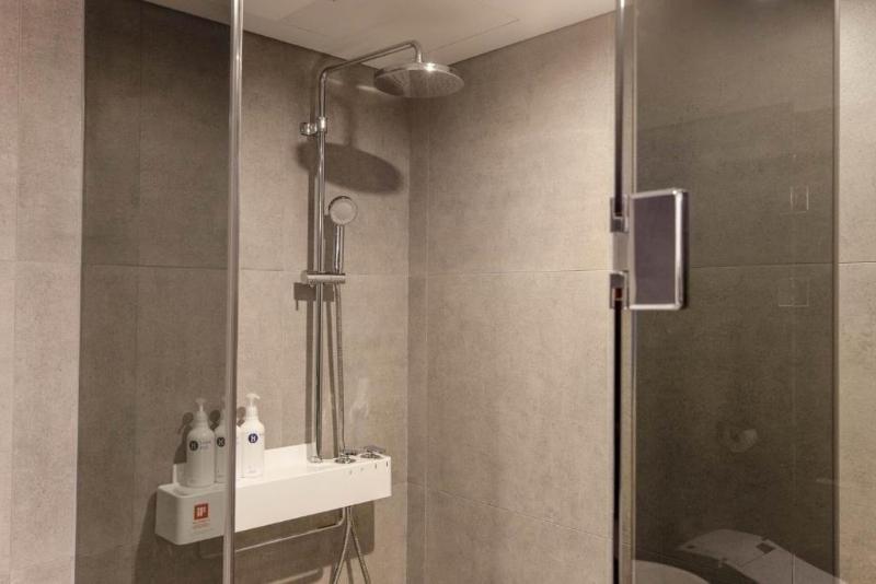 H hotel image