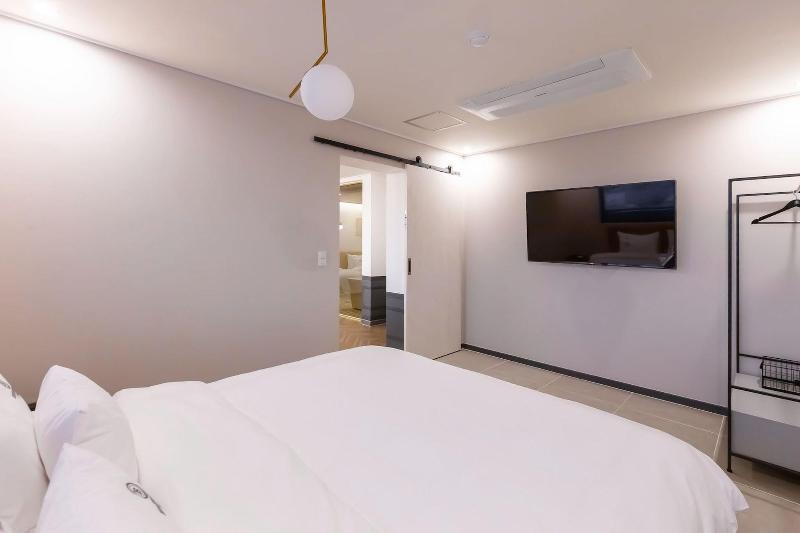 Brown Dot Hotel Sasang Renecite image