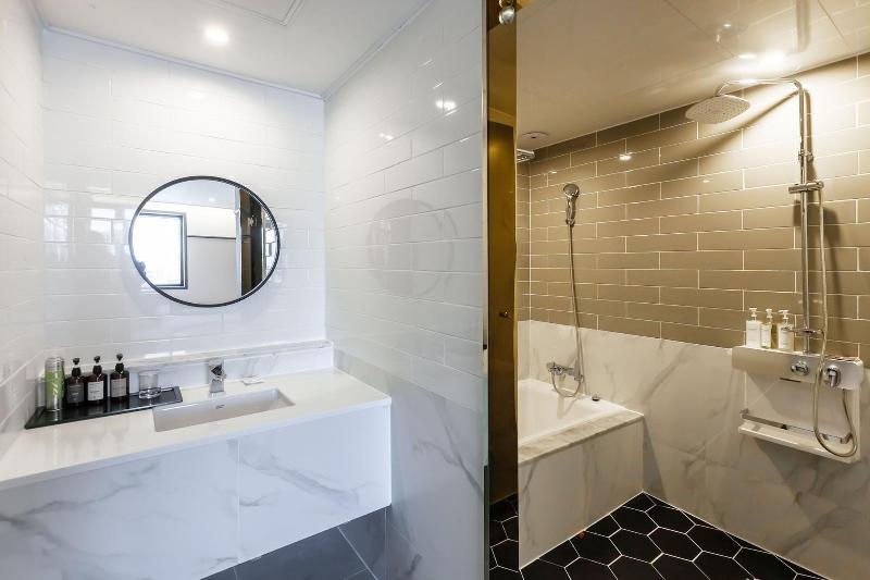 Brown Dot Hotel Sasang Renecite image