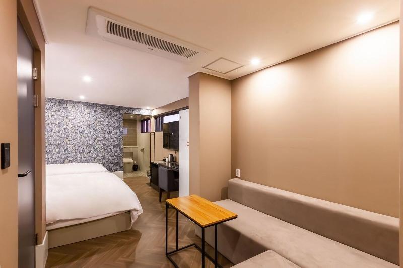 Brown Dot Hotel Sasang Renecite image