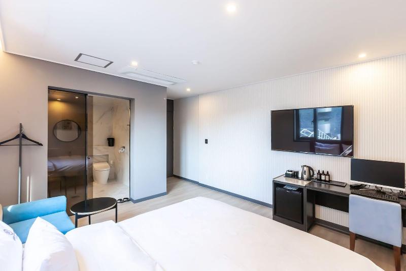 Brown Dot Hotel Sasang Renecite image