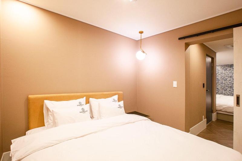 Brown Dot Hotel Sasang Renecite image
