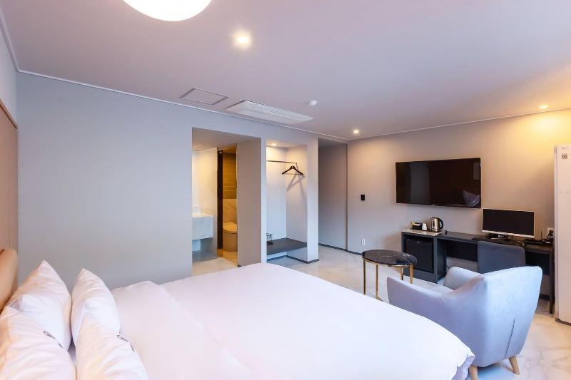 Brown Dot Hotel Sasang Renecite image