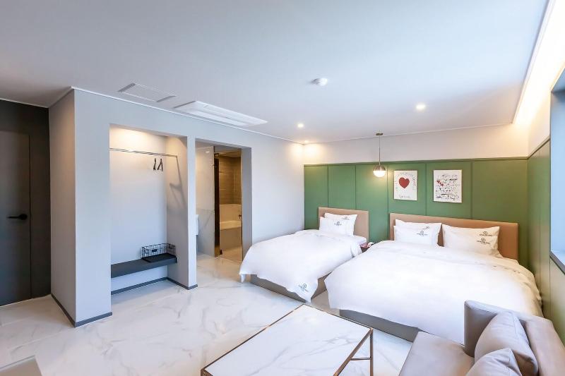 Brown Dot Hotel Sasang Renecite image