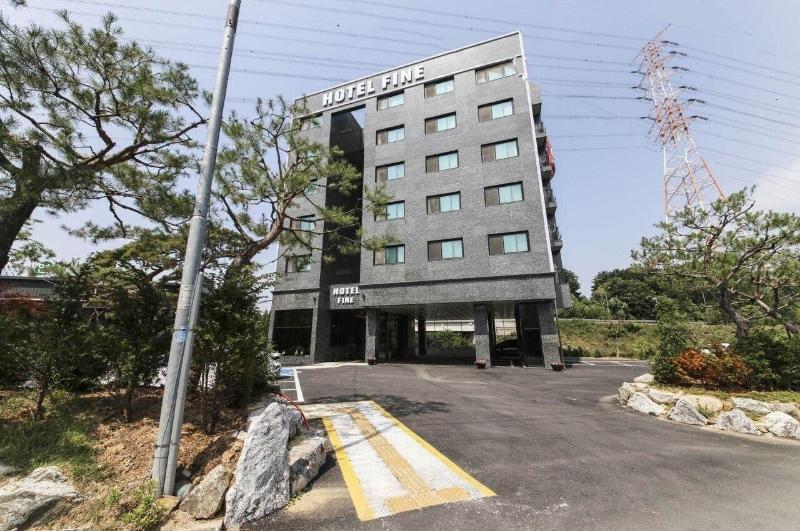 Fine Hotel image