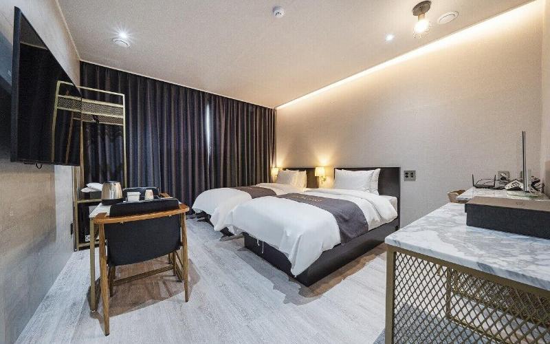 Fine Hotel image