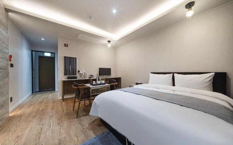Fine Hotel image