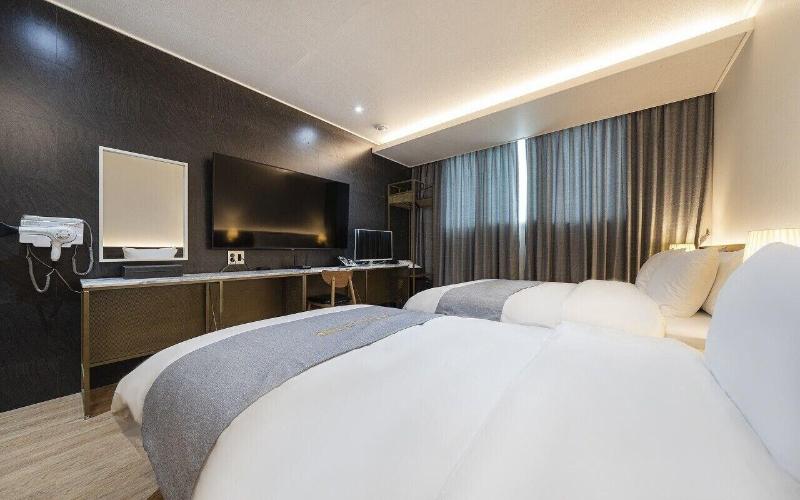Fine Hotel image