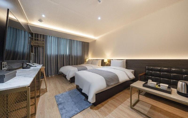 Fine Hotel image