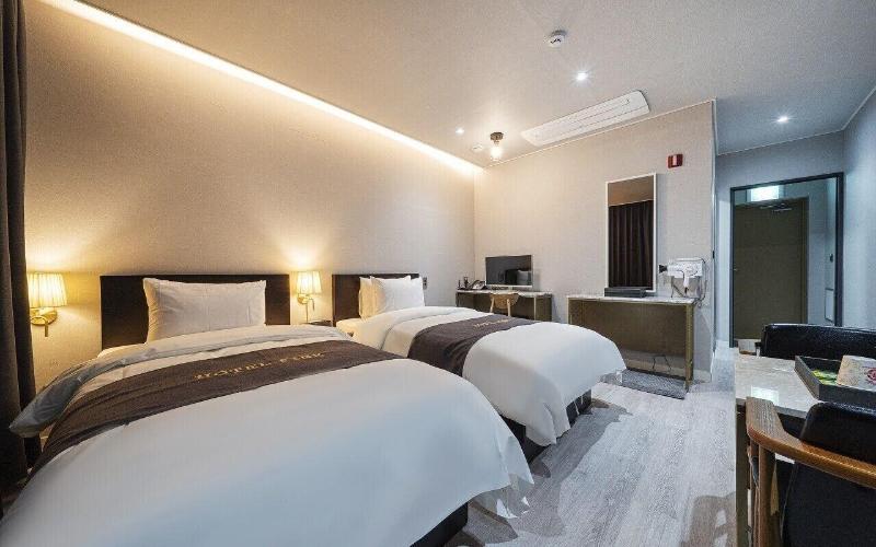 Fine Hotel image