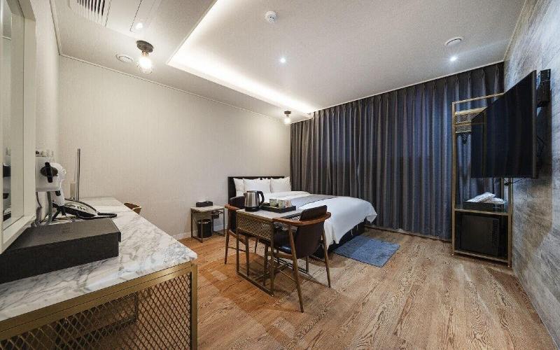 Fine Hotel image