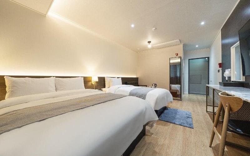 Fine Hotel image